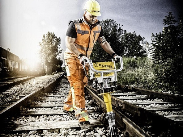 Вертикальная аккумуляторная виброшпалоподбойка Robel 62.20