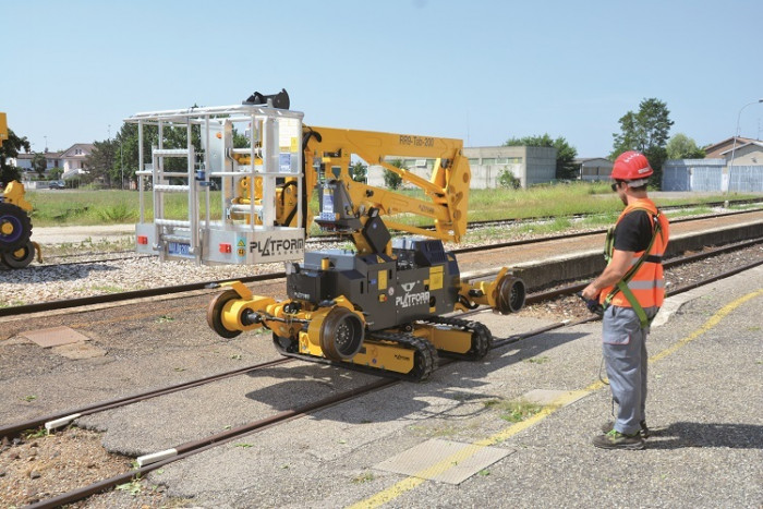 Самоходный подъемник на гусеничном и железнодорожном ходу Platform Basket RR9/200 (Италия)