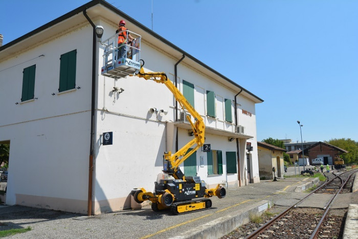 Самоходный подъемник на гусеничном и железнодорожном ходу Platform Basket RR9/200 (Италия)