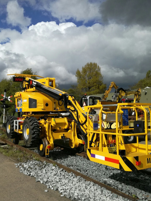 Самоходный подъемник на комбинированном ходу Platform Basket RR14/400 (Италия)