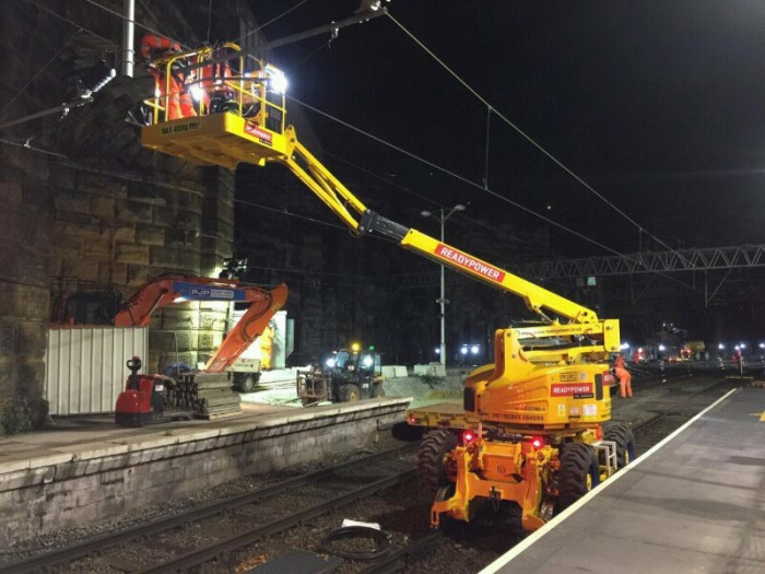 Самоходный подъемник на комбинированном ходу Platform Basket RR14/400 (Италия)