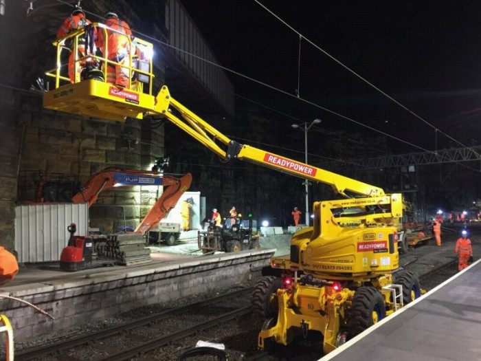 Самоходный подъемник на комбинированном ходу Platform Basket RR14/400 (Италия)