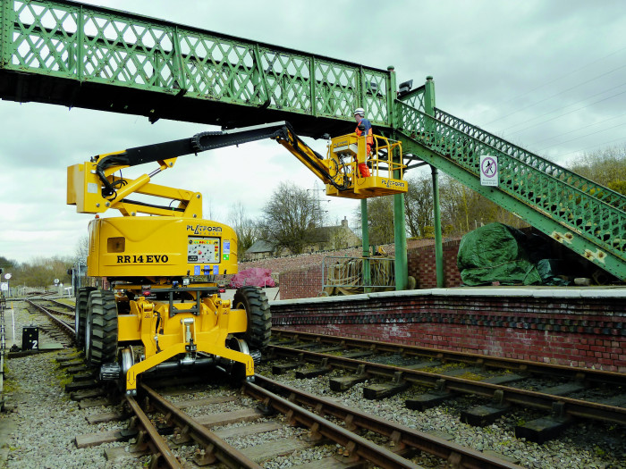 Самоходный подъемник на комбинированном ходу Platform Basket RR14/400 (Италия)