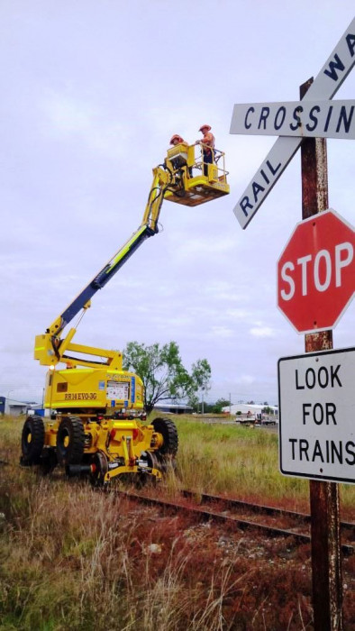 Самоходный подъемник на комбинированном ходу Platform Basket RR14/400 (Италия)