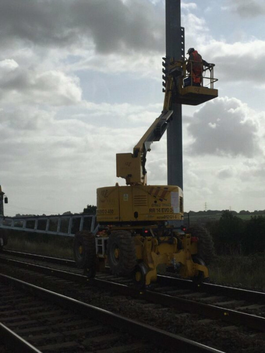 Самоходный подъемник на комбинированном ходу Platform Basket RR14/400 (Италия)