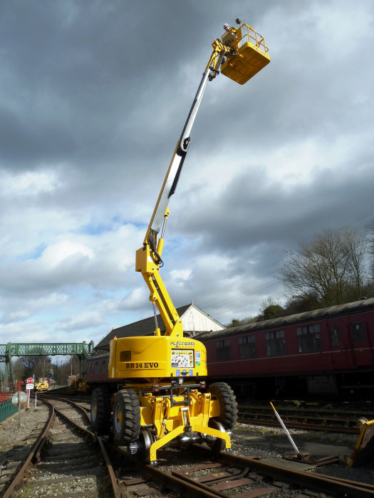 Самоходный подъемник на комбинированном ходу Platform Basket RR14/400 (Италия)