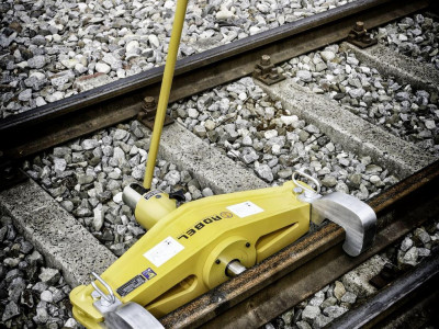 Рельсогиб - пресс для правки рельсов Robel 22.38