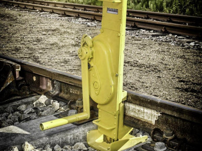 Домкрат с безопасным подъемным механизмом Robel 46.47